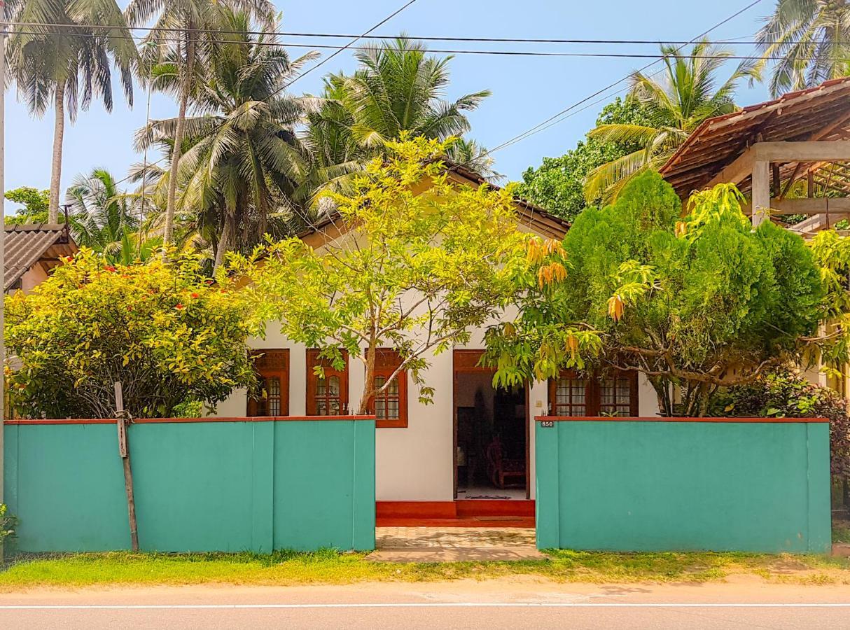 Hikkaduwa Backyard Beach Homestay Галле Экстерьер фото